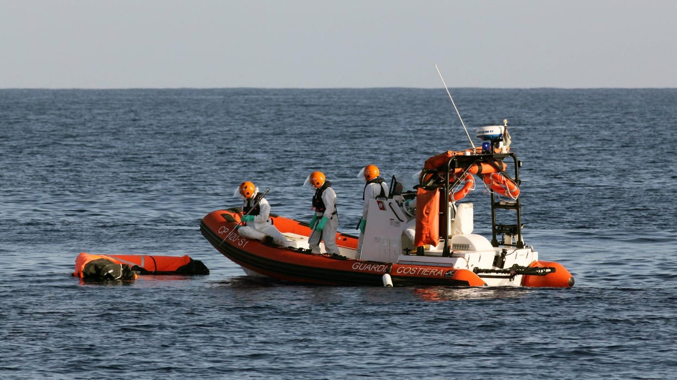 Seenotrettung von Bootsflüchtlingen: Vor Tunesien ist ein Boot mit über 80 Flüchtlingen gekentert. (Archivbild)