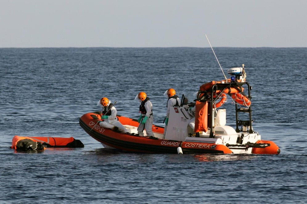 Seenotrettung von Bootsflüchtlingen: Vor Tunesien ist ein Boot mit über 80 Flüchtlingen gekentert. (Archivbild)