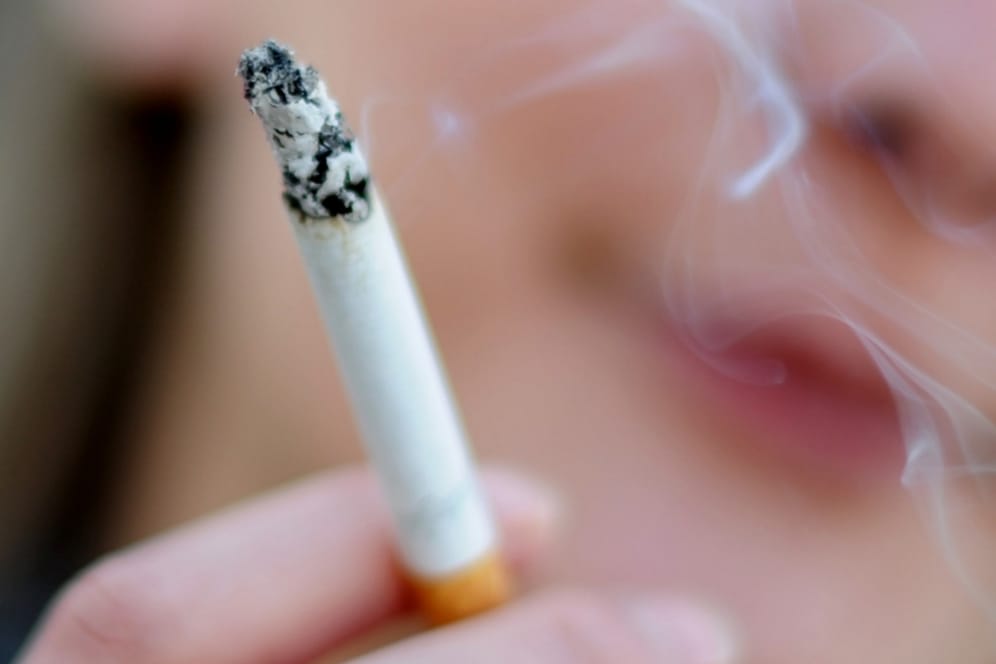Eine Frau raucht eine Zigarette: Raucher haben einer australischen Studie zufolge ein dreimal so hohes Risiko wie Nichtraucher, an Herz-Kreislauf-Erkrankungen zu sterben.