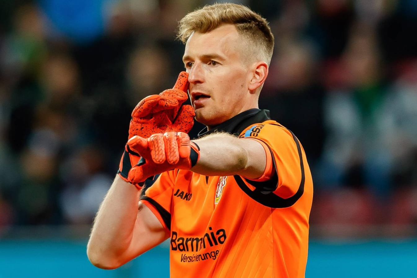 Musste im Urlaub die Beine in die Hand nehmen: Lukas Hradecky.
