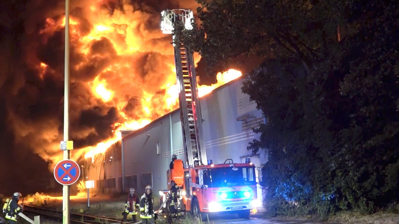 Brand in einer Firma für Grillanzünder: Durch den Vollbrand des Betriebs waren die Seitenteile und das gesamte Dach des Gebäudes eingestürzt.