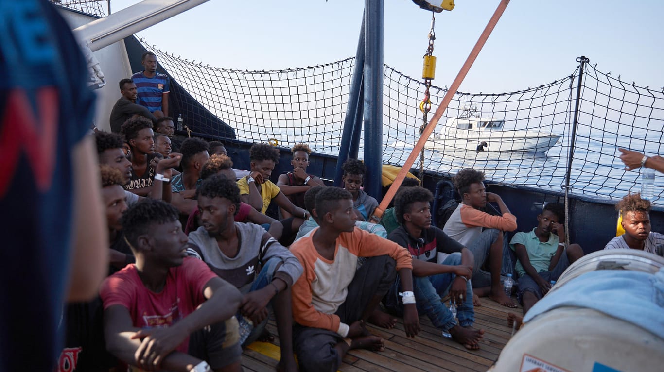 Flüchtlinge an Bord des Seenotrettungsschiffs "Alan Kurdi": Nach Italien hat nun auch Malta die Einfahrt in seine Hoheitsgewässer untersagt.