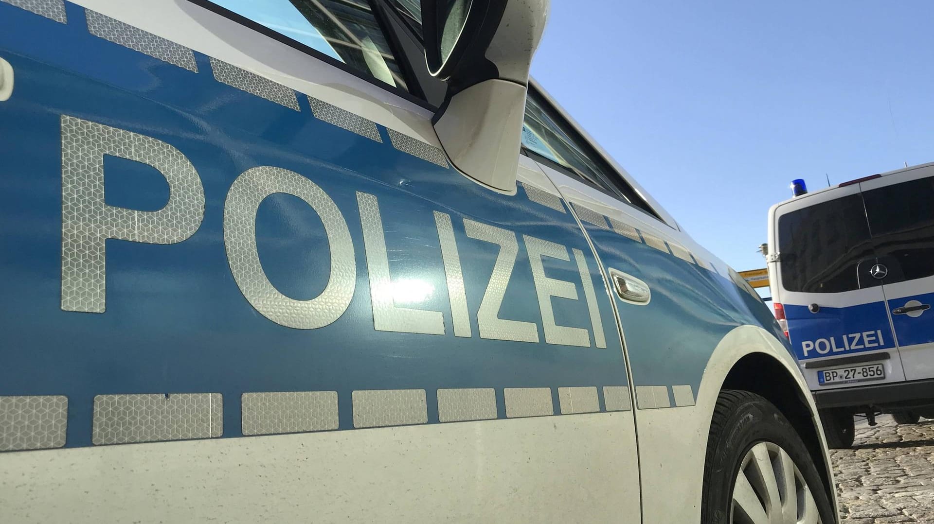 Polizeieinsatz in Berlin: Ein Streit unter Männern ist eskaliert. (Symbolbild) Polizeieinsatz in Berlin: Ein Streit unter Männern ist eskaliert. (Symbolbild)