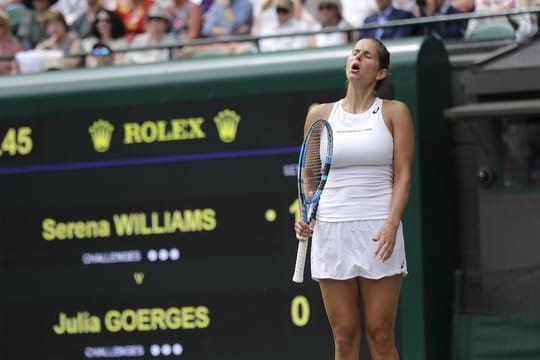 Julia Görges ärgert sich über ihr Wimbledon-Aus.