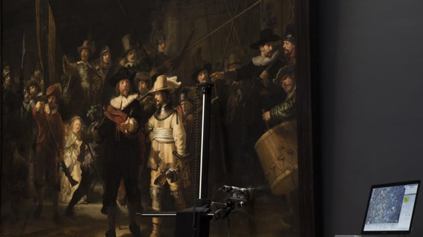 Die Welt ganz zusehen, wenn Rembrandts "Nachtwache" restauriert wird.