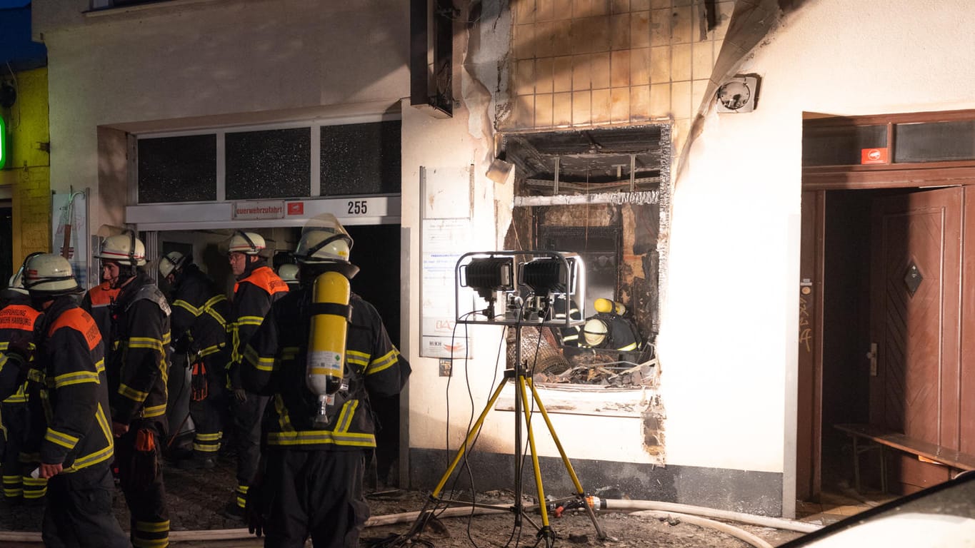 Hamburg: Feuerwehrleute stehen nach einem Brand vor einem fünfgeschossigen Haus im Stadtteil Ottensen.