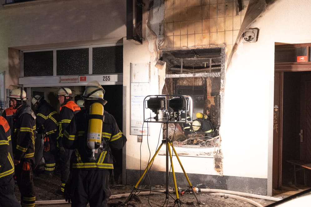 Hamburg: Feuerwehrleute stehen nach einem Brand vor einem fünfgeschossigen Haus im Stadtteil Ottensen.
