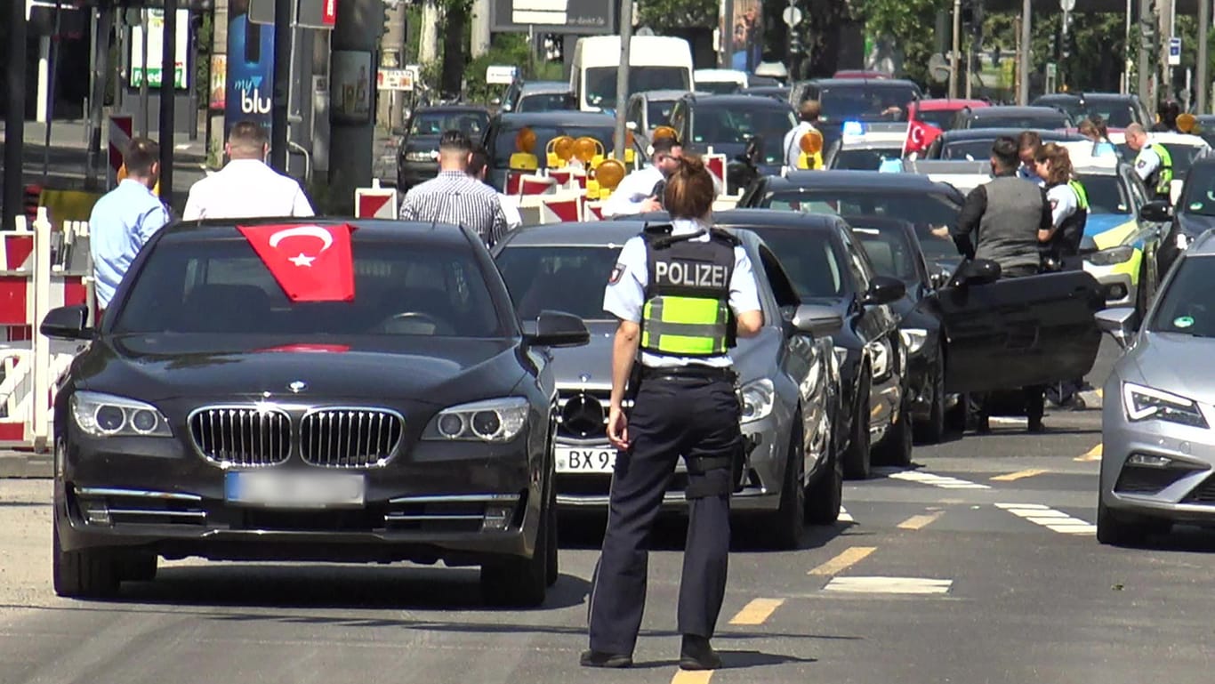 Die Polizei stoppt einen türkischen Hochzeitskorso: In Ludwigsburg schossen Gäste mit Schreckschusspistolen um sich. (Archivbild)