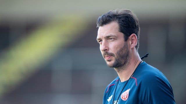Mainz-Trainer Sandro Schwarz duldet keine rassistischen Beschimpfungen. Mainz-Trainer Sandro Schwarz duldet keine rassistischen Beschimpfungen.