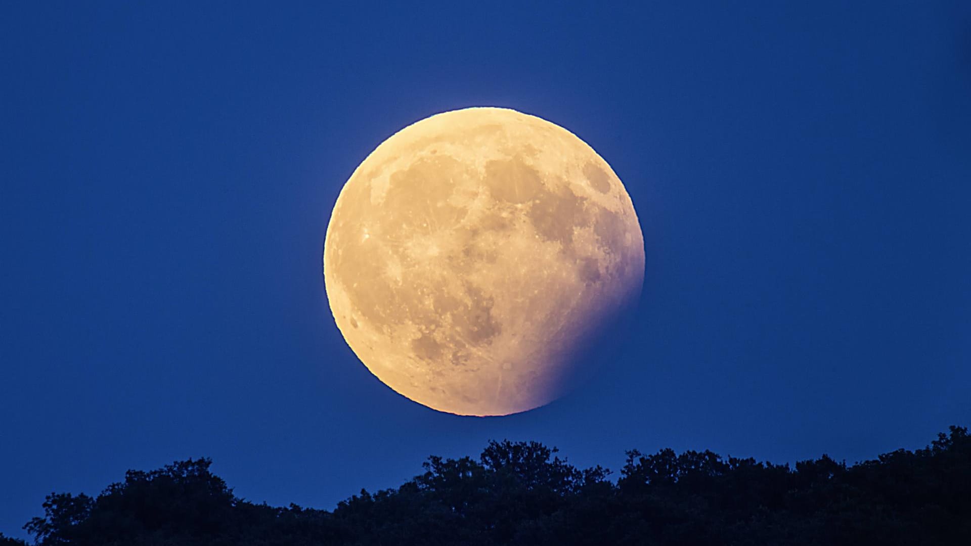 Partielle Mondfinsternis: Der Mond wandert bei diesem Himmelsphänomen zum Teil durch den Schatten der Erde.