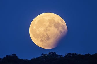 Partielle Mondfinsternis: Der Mond wandert bei diesem Himmelsphänomen zum Teil durch den Schatten der Erde.