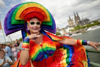 Ein Teilnehmer des CSD 2019 in Köln. Das Motto: "50 Years of Pride. Viele. Gemeinsam. Stark!"