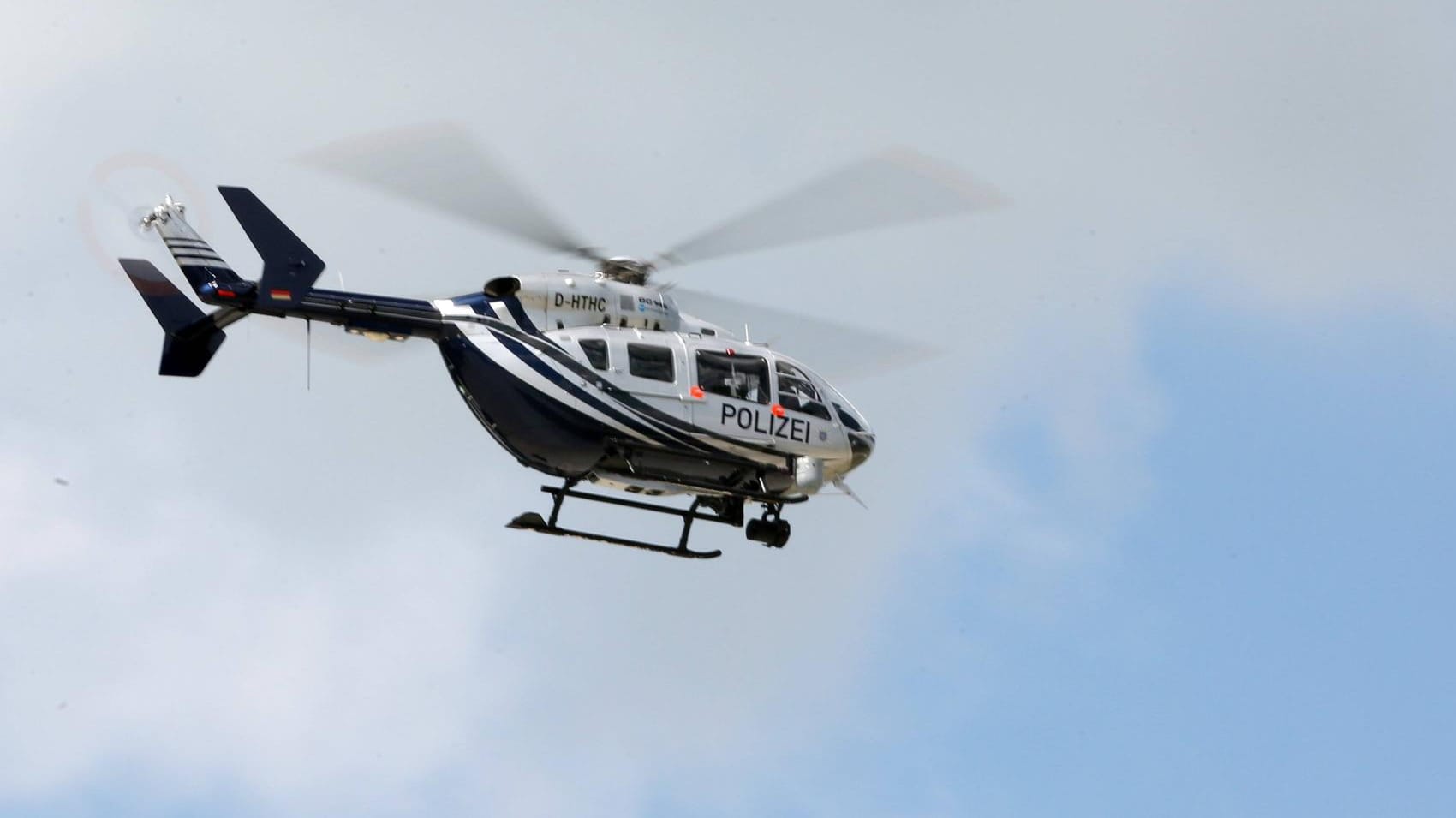 Ein Polizeihubschrauber im Einsatz: In Rügland ist ein 49-jähriger Mann getötet worden. (Symbolbild)