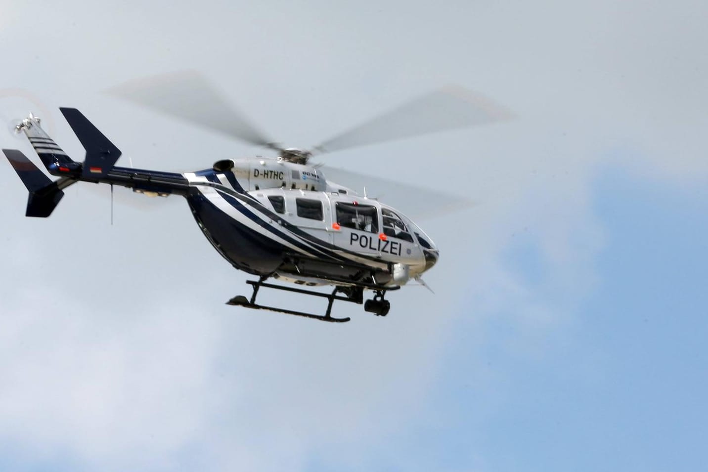 Ein Polizeihubschrauber im Einsatz: In Rügland ist ein 49-jähriger Mann getötet worden. (Symbolbild)
