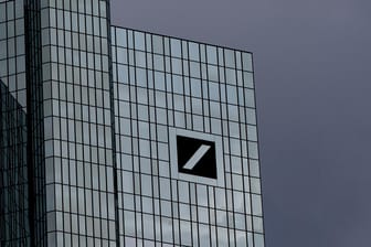 Zentrale der Deutschen Bank: Das Kreditinstitut erwartet einen Verlust von 2,8 Milliarden Euro im 2. Quartal.