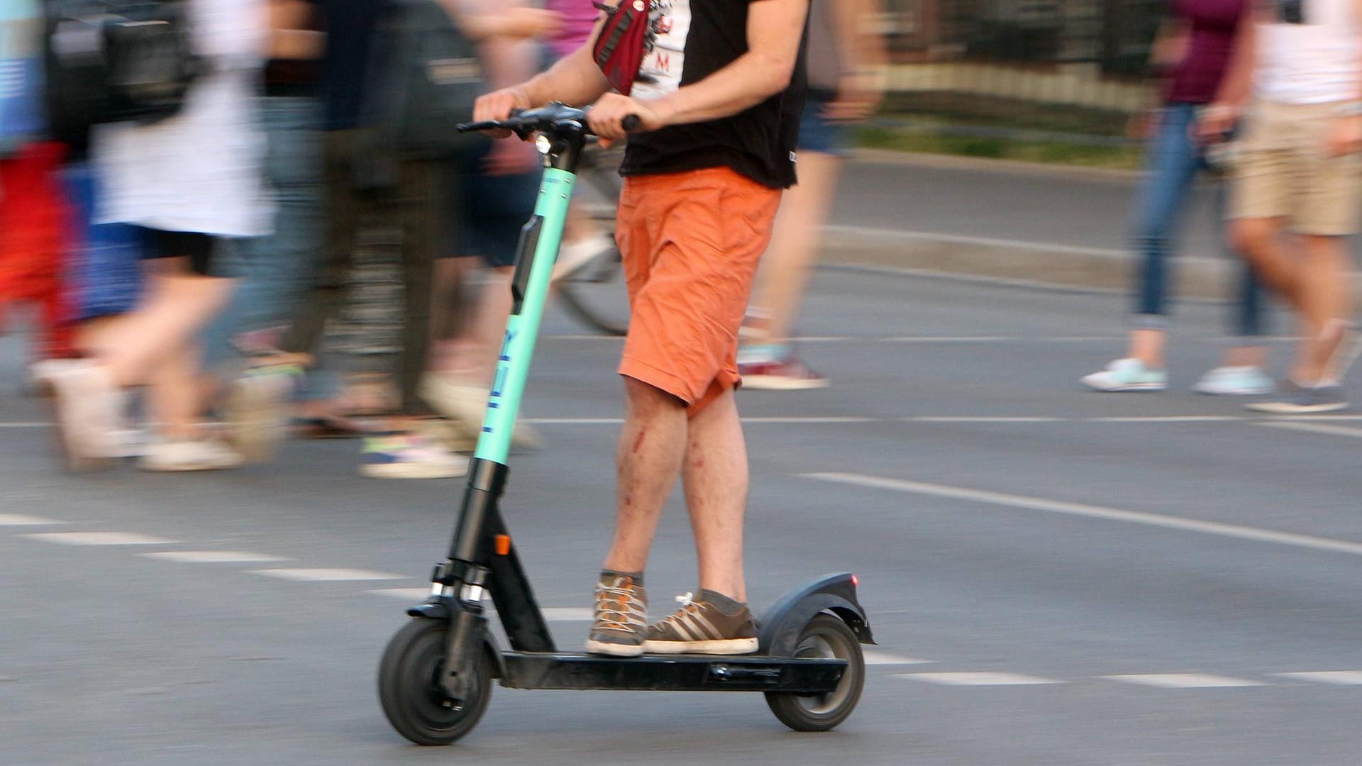 Ein Mann auf einem E-Tretroller: Kritiker hatten aus Sicherheitsgründen vor einer Zulassung der Scooter gewarnt. (Symbolbild)