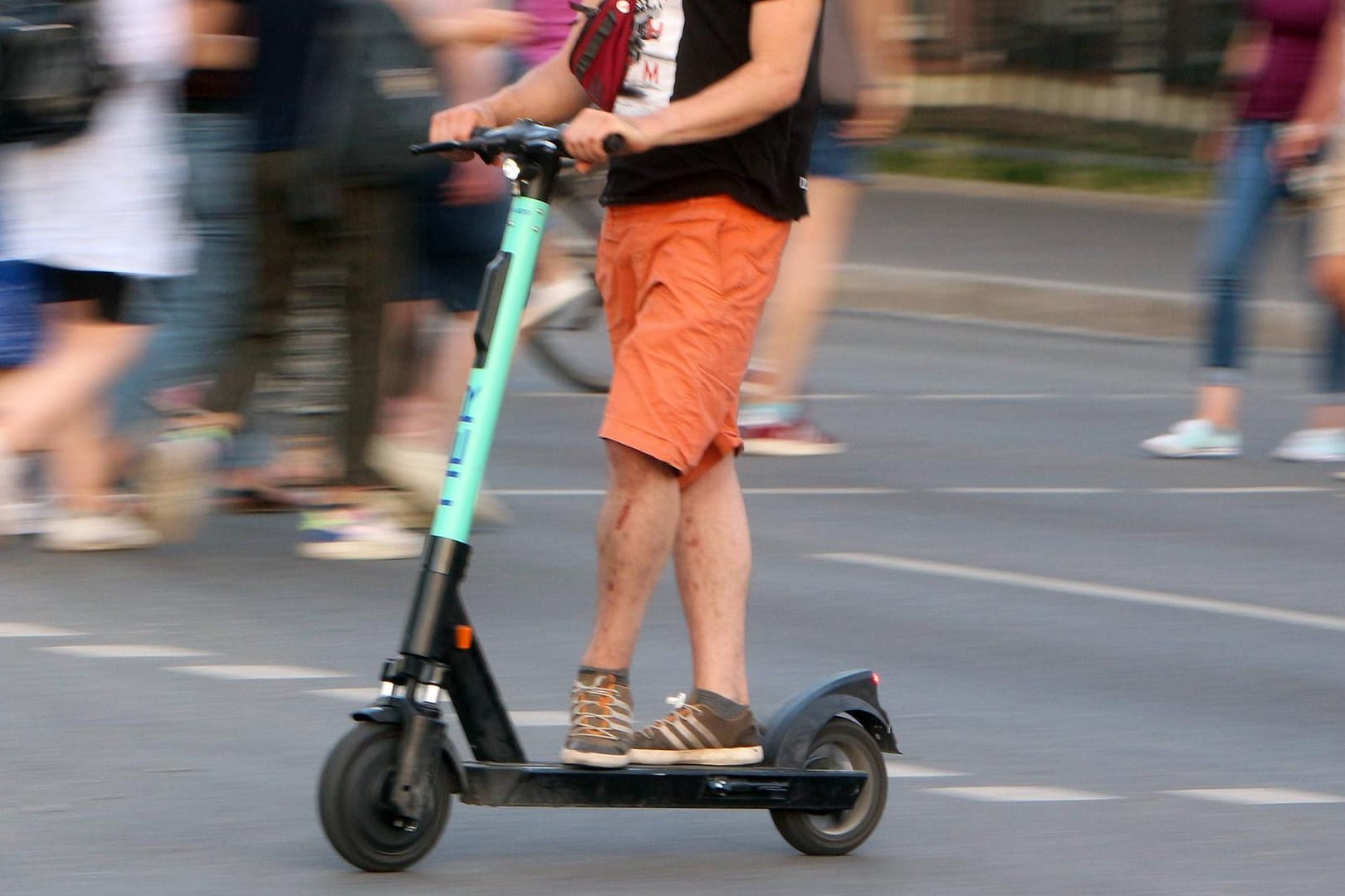 Ein Mann auf einem E-Tretroller: Kritiker hatten aus Sicherheitsgründen vor einer Zulassung der Scooter gewarnt. (Symbolbild)