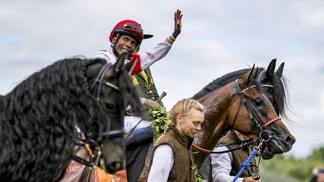 Eduardo Pedroza reitet nach seinem Sieg auf "Laccario" eine Ehrenrunde.