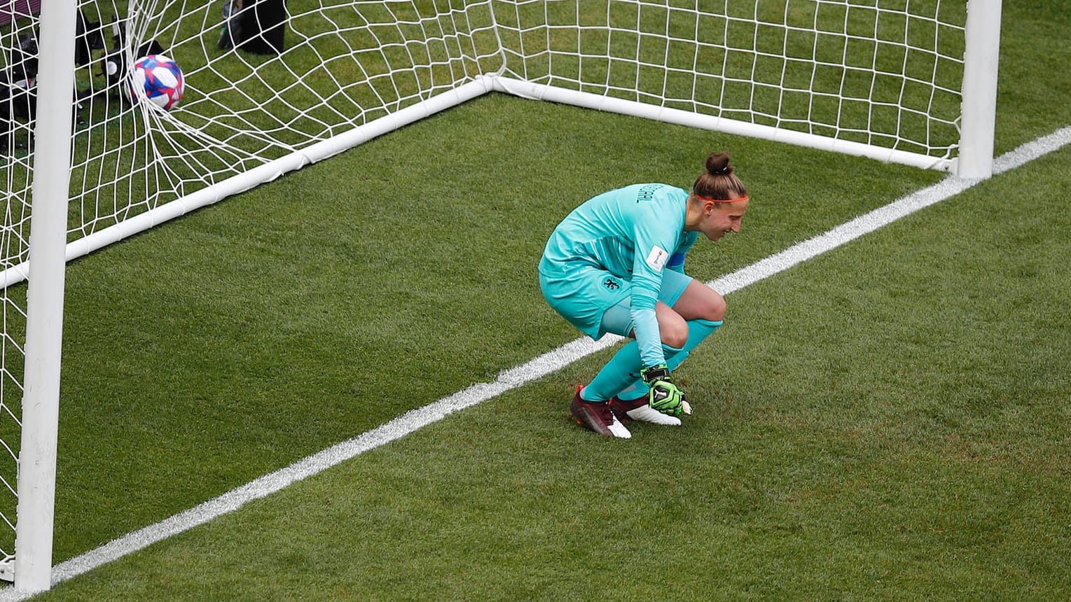 Die niederländische Keeperin Sari van Veenendaal wurde von Megan Rapinoe bei dessen Elfmetertreffer in der 61. Minute auf dem falschen Fuß erwischt.