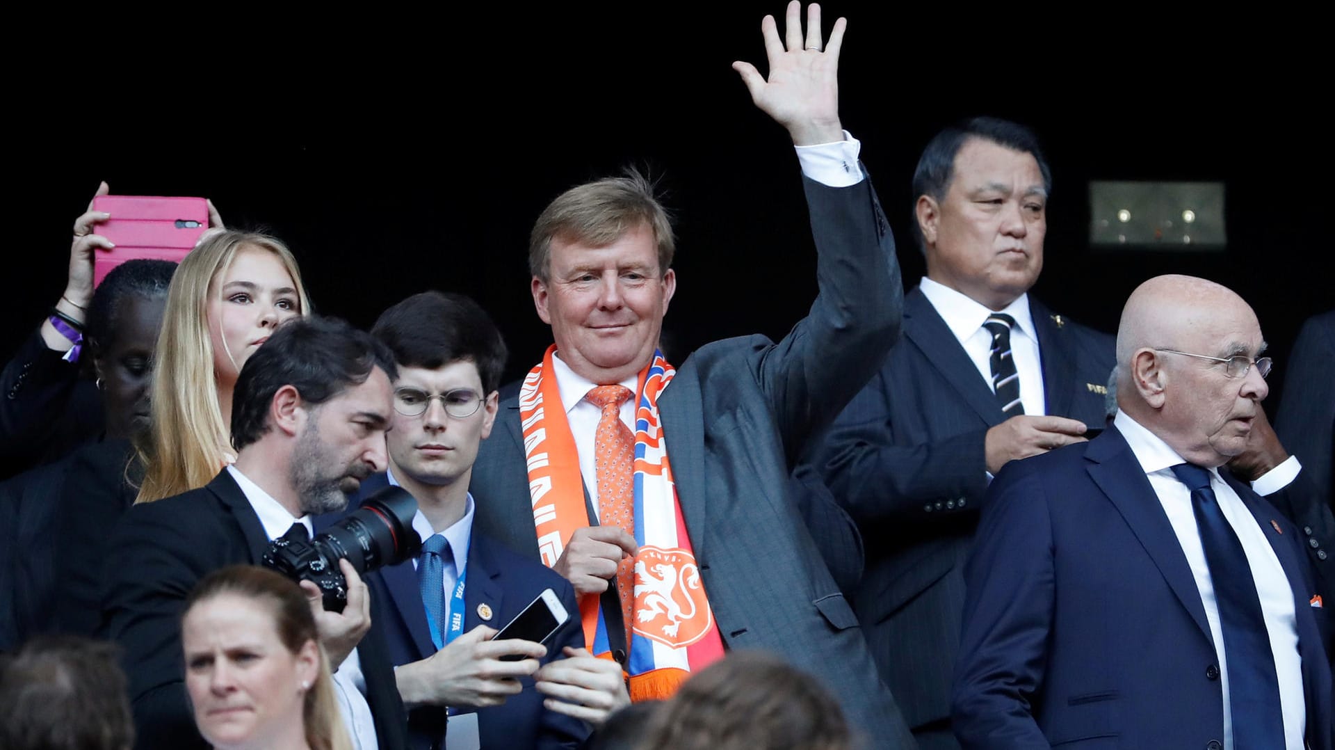 Mit Oranje-Schal: Der niederländische König Willem-Alexander (M.) fieberte in Lyon auf der Tribüne mit.