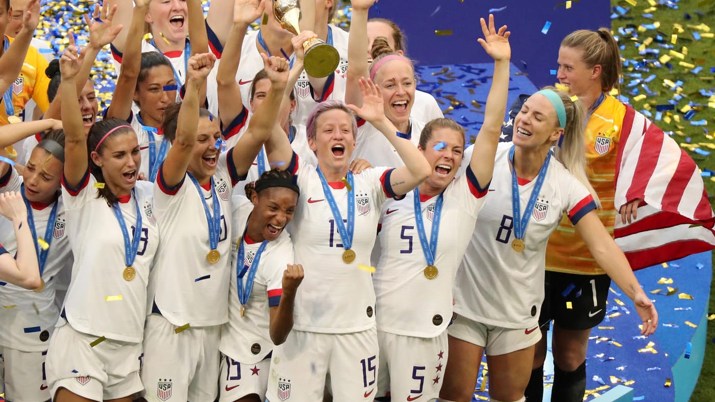 Pure Freude: Megan Rapinoe (Nr. 15) präsentiert die WM-Trophäe.