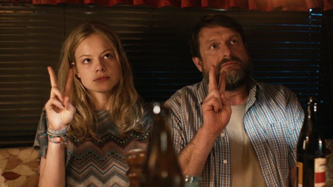 Hannah (Emma Bading) und ihr Papa Mike (Peter Trabner) schwören Claudia im Wohnwagen, das alles ist Ordnung ist.