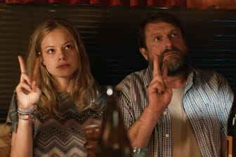 Hannah (Emma Bading) und ihr Papa Mike (Peter Trabner) schwören Claudia im Wohnwagen, das alles ist Ordnung ist.