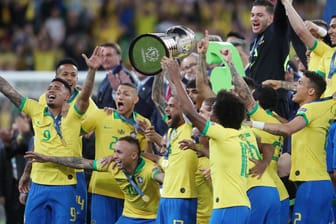 Brasiliens Dani Alves feiert den Sieg mit seinen Teamkollegen: Die Seleção gewann am Sonntag im Maracanã-Stadion in Rio de Janeiro gegen Peru.