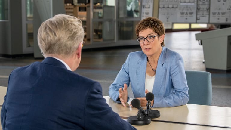 Annegret Kramp-Karrenbauer beim ZDF-Sommerinterview: Die CDU-Vorsitzende schlägt einen "nationalen Klimakonsens" für Deutschland vor.