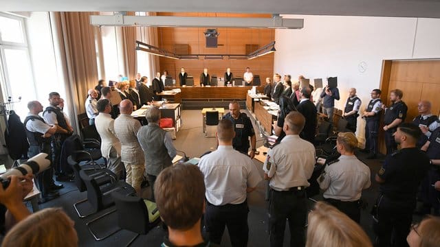 Insgesamt elf Männer müssen sich vor Gericht verantworten.
