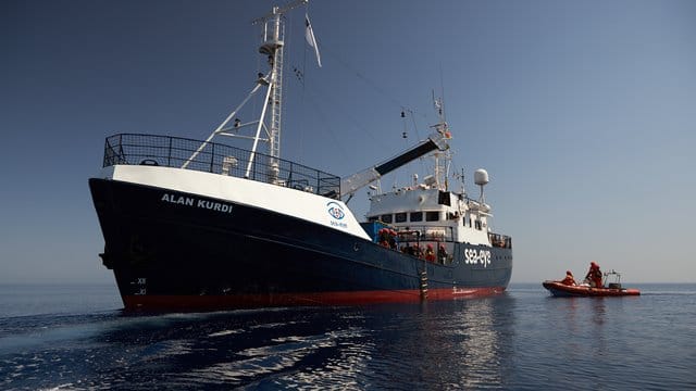Das Rettungsschiff "Alan Kurdi" hat weitere 44 Migranten aus dem Mittelmeer gerettet. Das Rettungsschiff "Alan Kurdi" hat weitere 44 Migranten aus dem Mittelmeer gerettet.