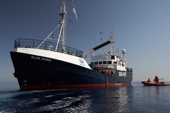 Das Rettungsschiff "Alan Kurdi" hat weitere 44 Migranten aus dem Mittelmeer gerettet.
