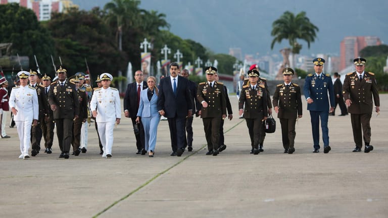 Nicolas Maduro mit Anhang bei einer Militär-Zeremonie am Sonntag: Venezuela steckt in einer tiefen politischen Krise. Neue Verhandlungen sollen einen Durchbruch bringen.