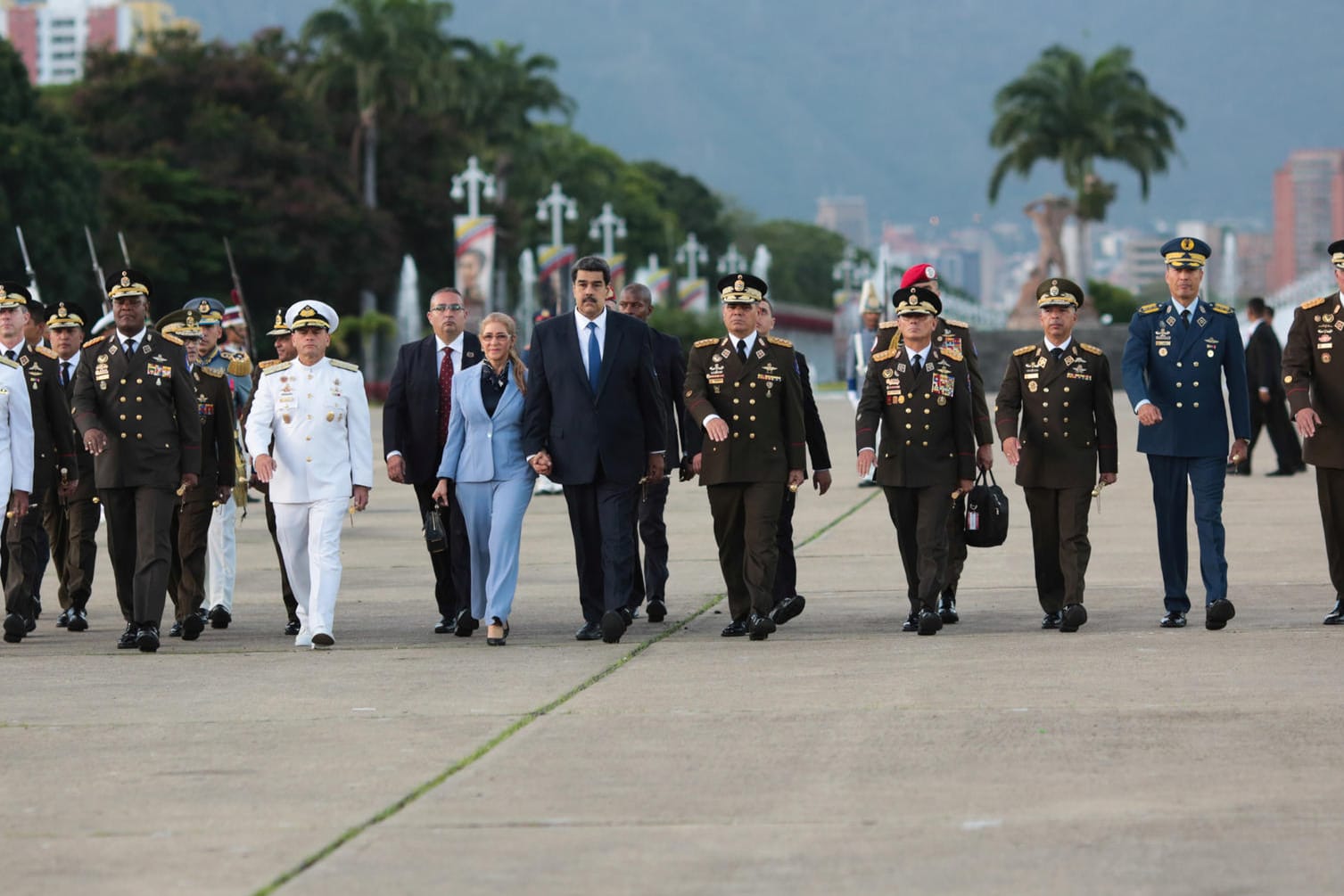 Nicolas Maduro mit Anhang bei einer Militär-Zeremonie am Sonntag: Venezuela steckt in einer tiefen politischen Krise. Neue Verhandlungen sollen einen Durchbruch bringen.