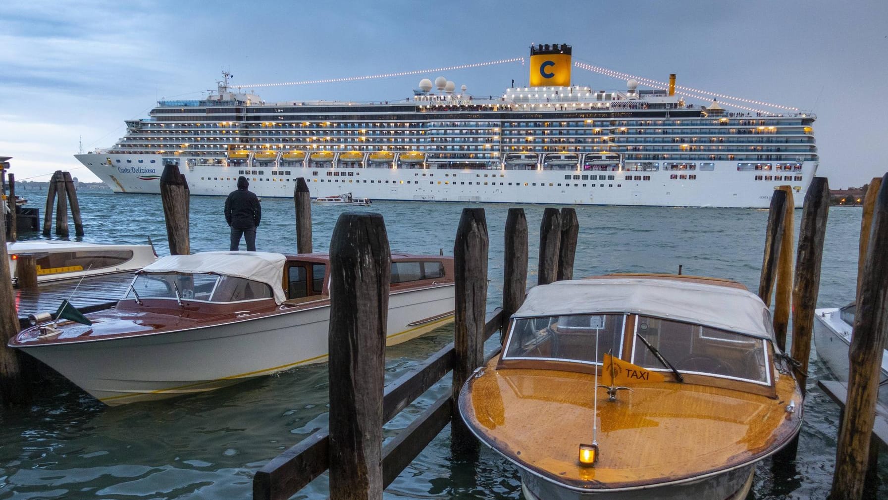 Das Kreuzfahrtschiff "Costa Deliziosa" vor Venedig: Das Ausmaß der Giganten wird im Vergleich mit den kleinen, privaten Booten deutlich.