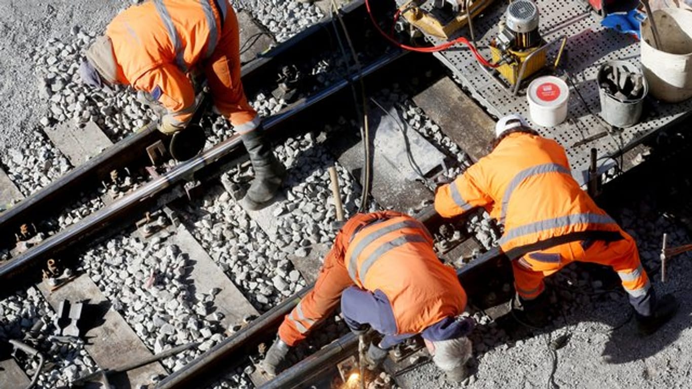 Ein Bautrupp der Bahn repariert auf der Strecke zwischen Essen und Duisburg das Gleisbett: Für die Sommerferien hat die Bahn wieder Bauarbeiten angekündigt.