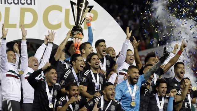 Mexikos feiern den Sieg im Gold Cup gegen die USA.