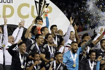 Mexikos feiern den Sieg im Gold Cup gegen die USA.