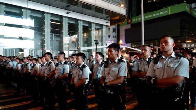 Polizisten haben sich in Reihen aufgestellt und sich am Rander der Protestzüge positioniert. Polizisten haben sich in Reihen aufgestellt und sich am Rander der Protestzüge positioniert.