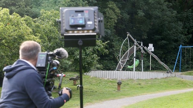 Ein Kameramann filmt den Spielplatz, in dessen Nähe eine junge Frau von einer Gruppe Jugendlicher überfallen und sexuell missbraucht wurde. Ein Kameramann filmt den Spielplatz, in dessen Nähe eine junge Frau von einer Gruppe Jugendlicher überfallen und sexuell missbraucht wurde.
