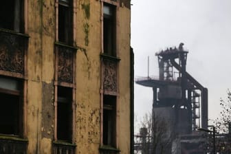 Leerstehendes Haus in Duisburg-Bruckhausen: Der Niedergang von Stahl und Kohle hat das Ruhrgebiet zum Armenhaus gemacht.