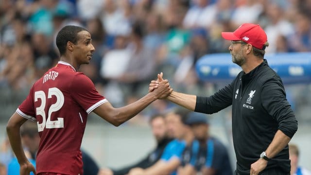 Mit dem FC Liverpool erfolgreich: Joel Matip (l) und Jürgen Klopp.