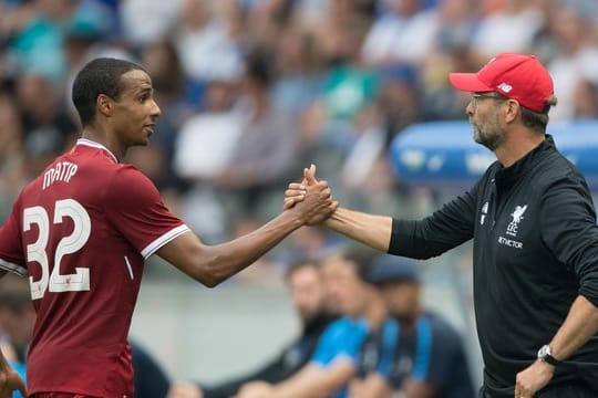 Mit dem FC Liverpool erfolgreich: Joel Matip (l) und Jürgen Klopp.