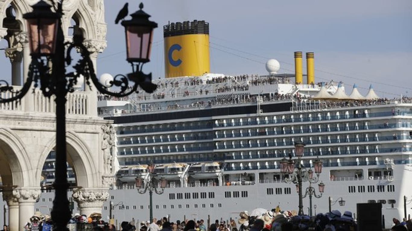 Das Kreuzfahrtschiff "Costa Deliziosa" fährt am Markusplatz vorbei.