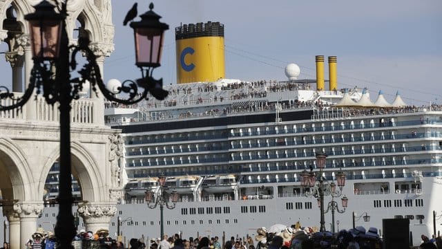 Das Kreuzfahrtschiff "Costa Deliziosa" fährt am Markusplatz vorbei. Das Kreuzfahrtschiff "Costa Deliziosa" fährt am Markusplatz vorbei.