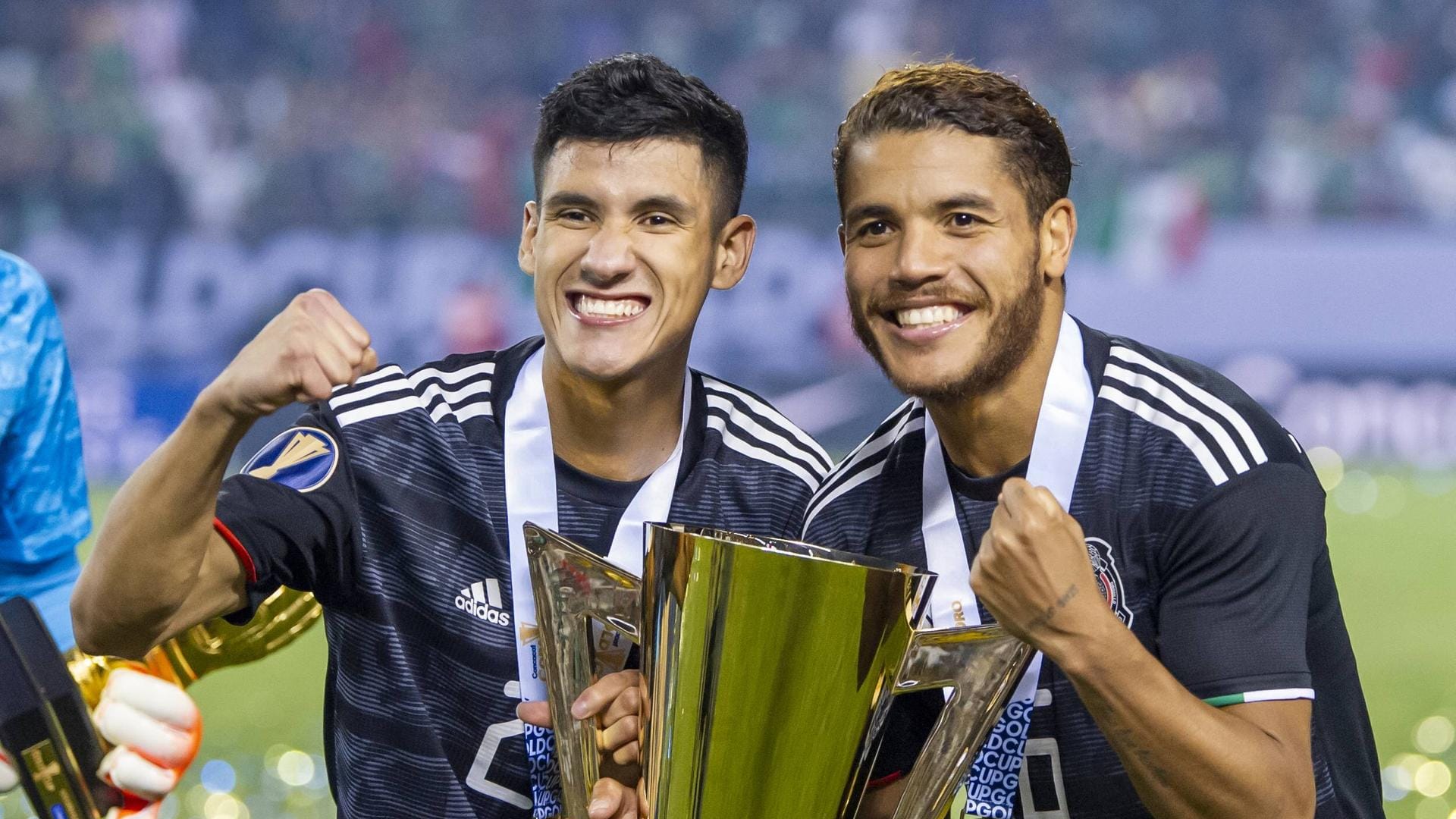 Mexikanische Freude: Uriel Antuna (li.) und Jonathan Dos Santos mit dem Gold Cup. Mexikanische Freude: Uriel Antuna (li.) und Jonathan Dos Santos mit dem Gold Cup.