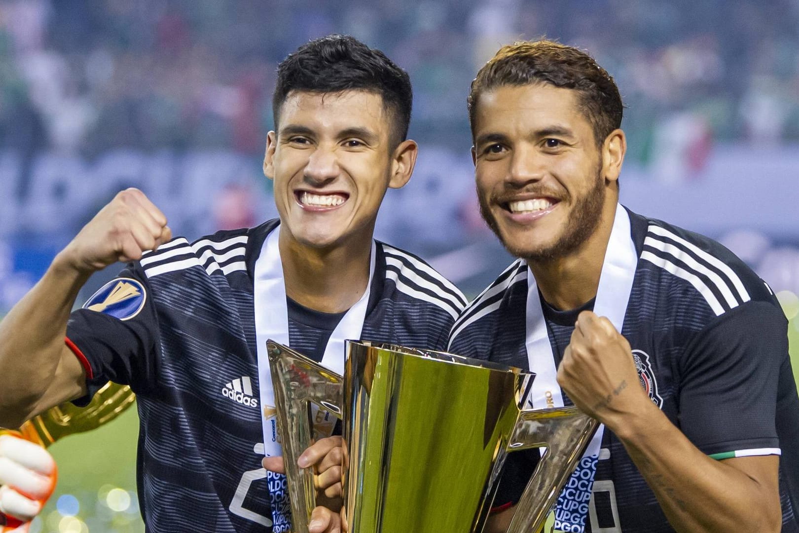 Mexikanische Freude: Uriel Antuna (li.) und Jonathan Dos Santos mit dem Gold Cup.