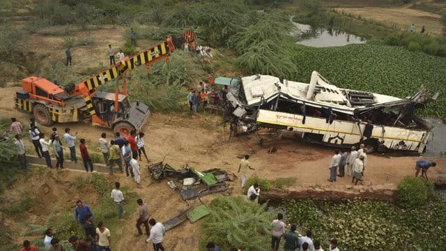 Ein Kran zieht den beschädigten Bus aus dem Abwasserkanal.