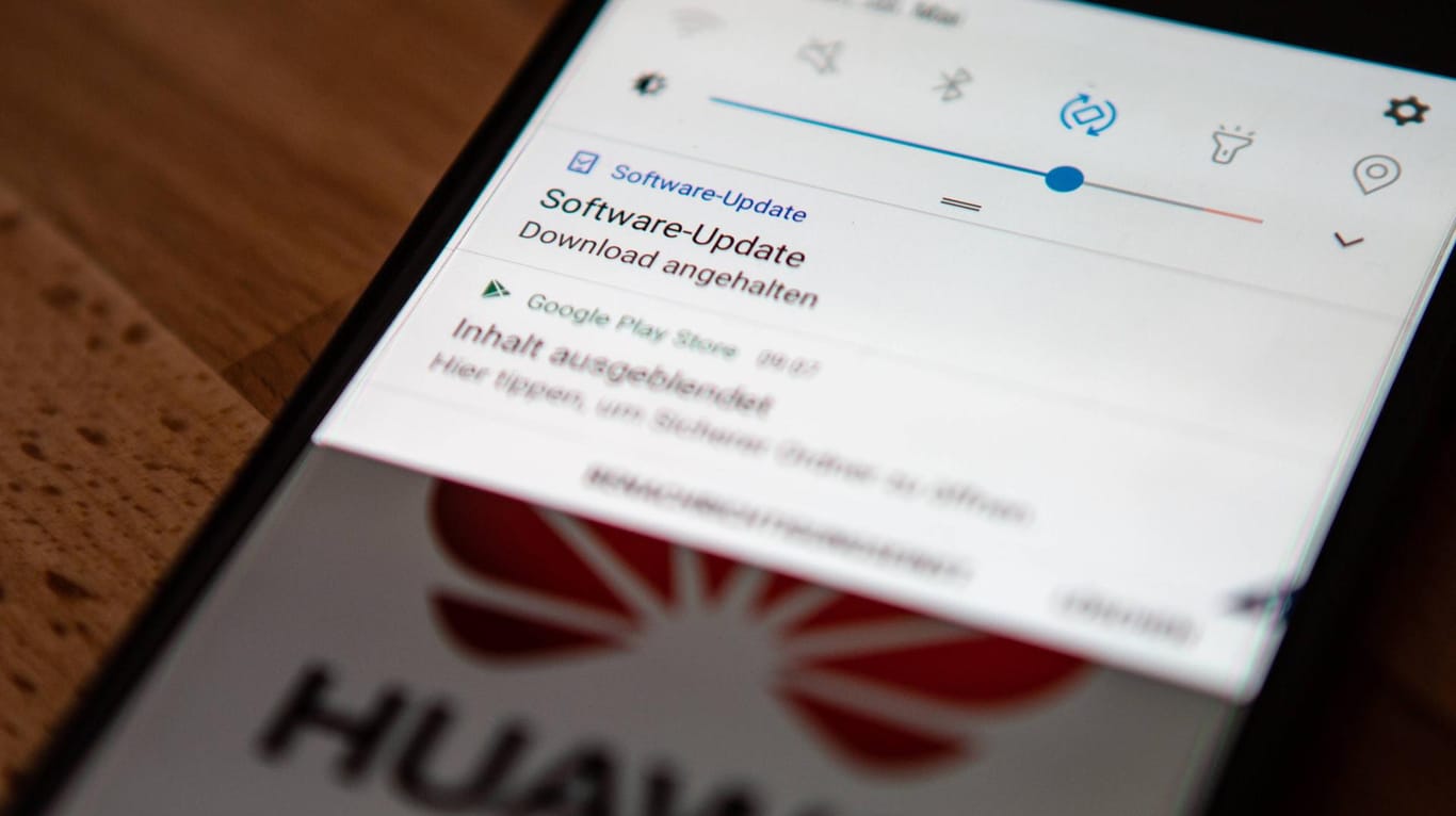 Ein neues Software-Update steht für ein Android-Smartphone zur Verfügung: Betrüger haben eine als "Samsung Update" getarnte App in den Google Play Store geschleust.