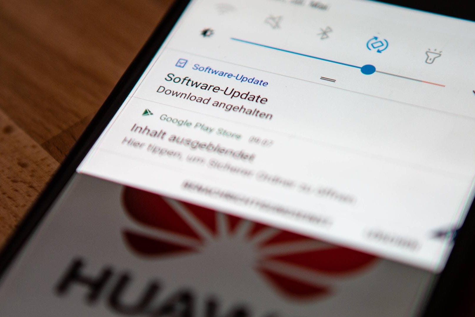 Ein neues Software-Update steht für ein Android-Smartphone zur Verfügung: Betrüger haben eine als "Samsung Update" getarnte App in den Google Play Store geschleust.